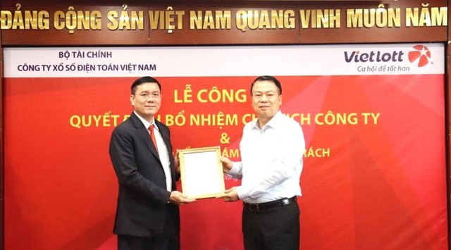 Deputy Minister of Finance Nguyen Duc Chi hands over the appointment decision to Nguyen Thanh Dam (left) in Hanoi on May 27, 2023. Photo courtesy of the government portal.
