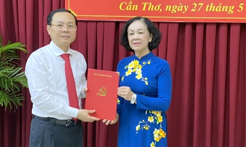 Permanent member of the Party Central Committee’s Secretariat Truong Thi Mai (right) presents the appointment decision to Nguyen Van Hieu, new chief of the Can Tho Party Committee. Photo courtesy of Construction newspaper.