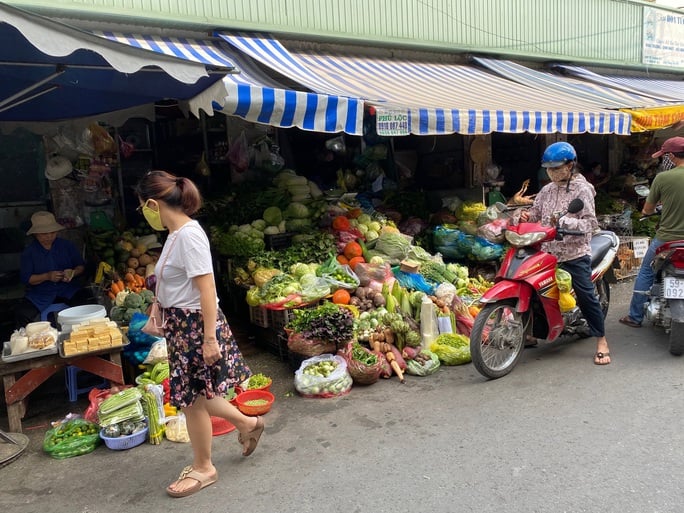 Shopping at a traditional market in Ho Chi Minh City, southern Vietnam. Photo courtesy of Laborer newspaper.