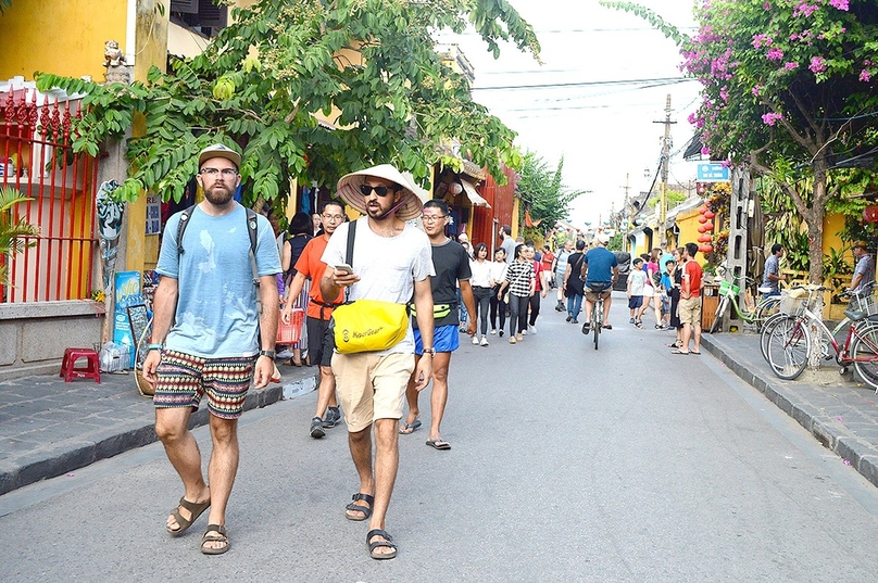 International visitors in the ancient town of Hoi An, Quang Nam province, south-central Vietnam. Photo courtesy of Vietnam News Agency.