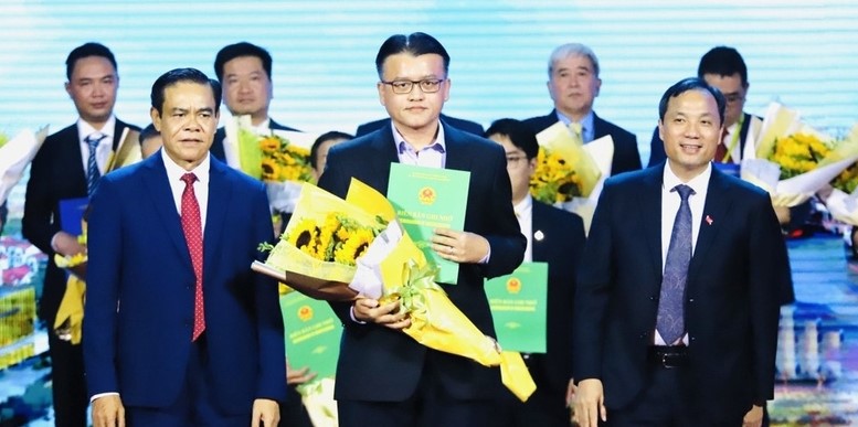 Ha Tinh leaders grant investment registration certificates to company representatives in the central province on May 28, 2023. Photo by The Investor/Truong Hoa.