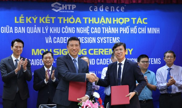 Michael Shih (left), corporate vice president of sales for Asia Pacific and Japan of Cadence, and Nguyen Anh Thi, head of the SHTP management board, shake hands after signing the MOU on May 30, 2023 in Ho Chi Minh City. Photo courtesy of SHTP.