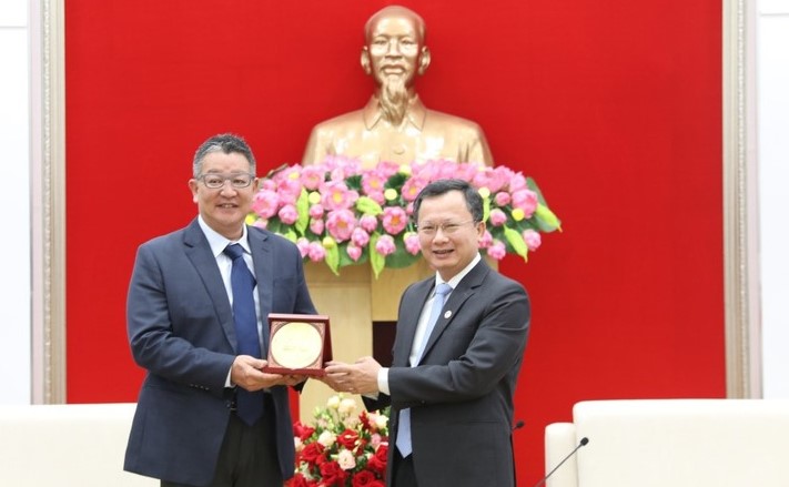 Quang Ninh's acting Chairman Cao Tuong Huy (right) at a meeting with Hidetoshi Suzuki, president of Mitsubishi Corporation Vietnam, in the northern province on May 30, 2023. Photo courtesy of Quang Ninh newspaper.