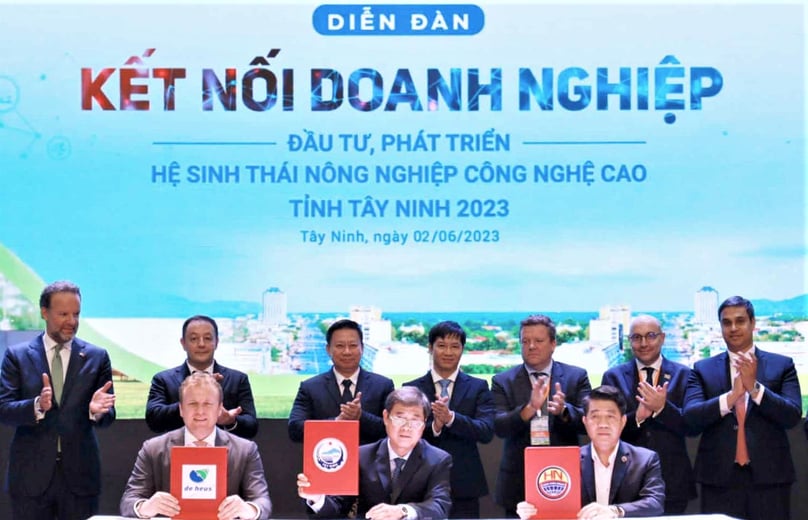 Representatives of Hung Nhon, De Heus, and Tay Ninh People's Committee sign their MoU in the southern province on June 2, 2023. Photo courtesy of Tay Ninh newspaper.