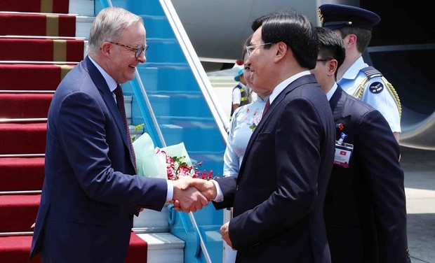 Vietnam's Government Office Chairman Tran Van Son welcomes Australian Prime Minister Anthony Albanese at Noi Bai International Airport. Photo courtesy of Vietnam News Agency.