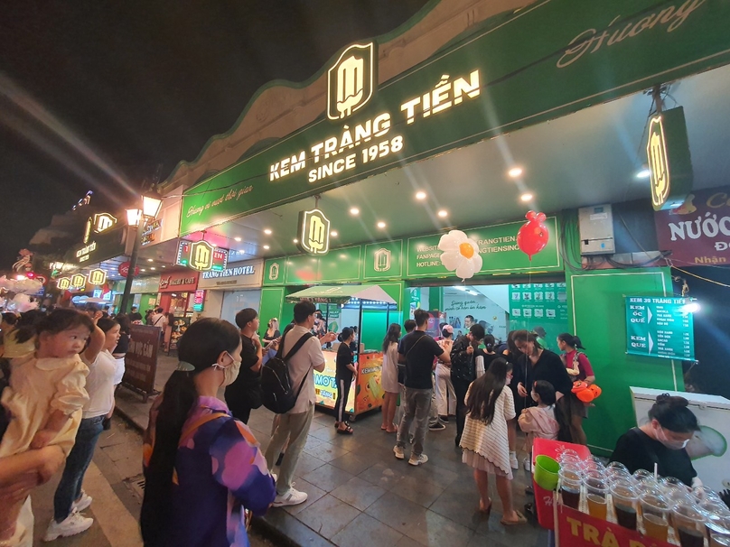 Waiting in line to buy ice cream sticks and enjoying it on the spot is a feature of the Trang Tien ice cream brand. Photo courtesy of Young People newspaper.