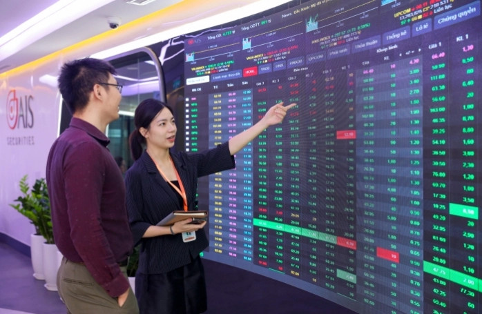 The VN-Index went up 6.98 points to 1,097.82 on June 5, 2023. Photo courtesy of VietnamFinance.