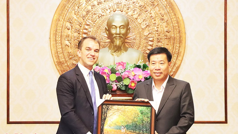 Josh Williams (left), chief representative of John Swire & Sons in Vietnam, and Nguyen Manh Cuong, Secretary of Binh Phuoc's Party Committee, at a meeting in the southern province on June 5, 2023. Photo courtesy of Binh Phuoc newspaper.