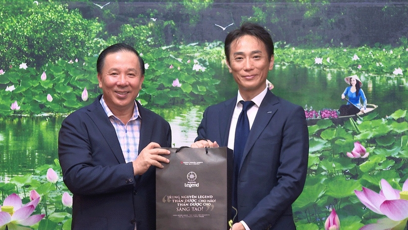 Long An Chairman Nguyen Van ut (left) and Suntory Beverage & Food Asia Pacific CEO Taka Sanno at a meeting in the southern province on June 7, 2023. Photo courtesy of Long An newspaper.
