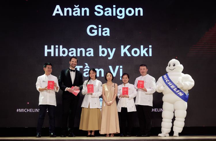 The One Michelin Star award is given to representatives of four Vietnamese restaurants on June 6, 2023. Photo courtesy of VietNamNet.
