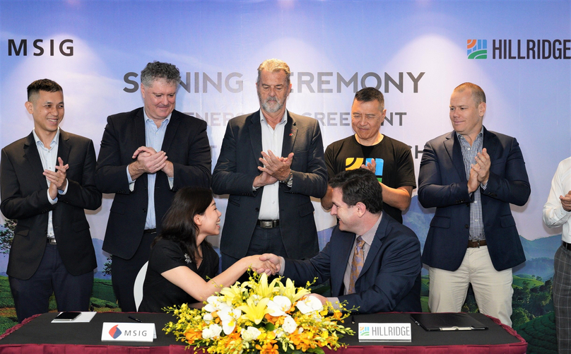 MSIG Vietnam Deputy CEO Nguyen Thi Lan Phuong (left) shakes hands with Hillridge CEO Dale Schilling at their partnership signing in Hanoi on June 6, 2023. Photo courtesy of Hillridge.