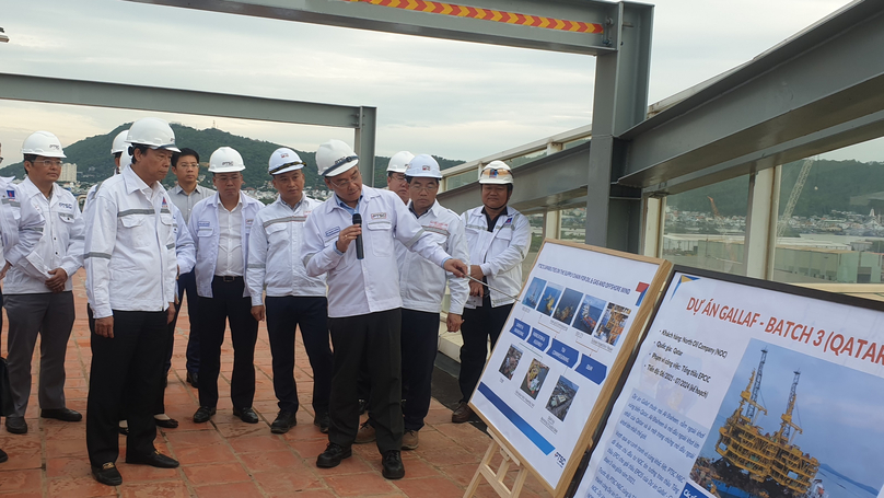 PTSC CEO Le Manh Cuong (holding mic) introduces PTSC projects to Ba Ria-Vung Tau authorities in the southern province on June 7, 2023. Photo courtesy of Ba Ria-Vung Tau newspaper.