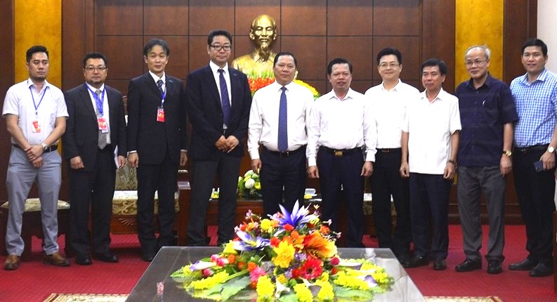 Nguyen Phi Long, Secretary of Hoa Binh's Party Committee (center), poses for picture with Meiko Electronics executives in the northern province on June 8, 2023. Photo courtesy of Hoa Binh newspaper.