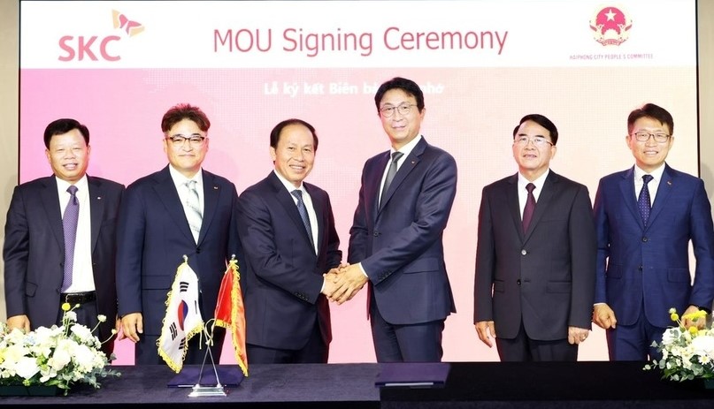 SKC CEO Park Won-cheol (third from right) poses for a photo with Le Tien Chau (third from left), Hai Phong's Party committee Secretary, and other officials during the signing ceremony in Seoul on June 12, 2023. Photo courtesy of SKC.