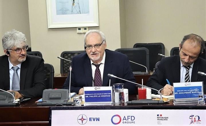 AFD chairman Philippe Le Houerou (central) speaks at his meeting with Vietnam Electricity leaders in Hanoi on June 9, 2023. Photo courtesy of EVN.