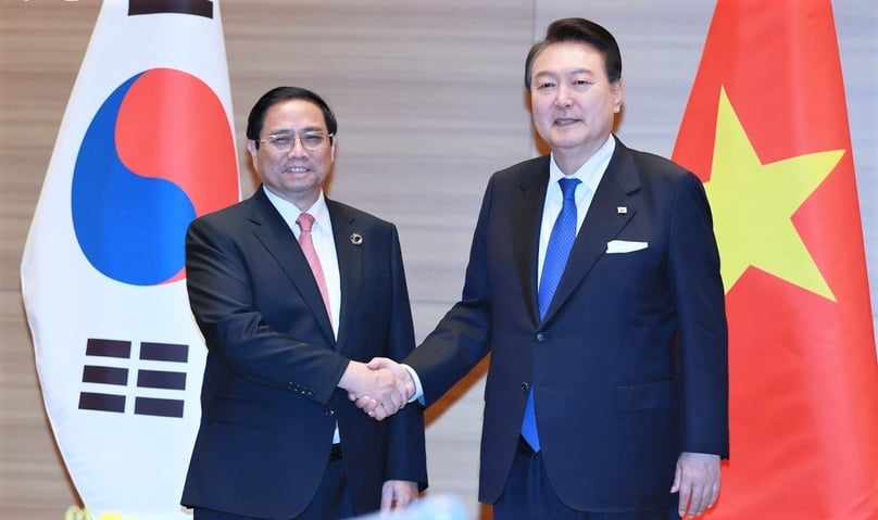 Vietnamese Prime Minister Pham Minh Chinh (left) meets with South Korea’s President Yoon Suk Yeol in Japan’s Hiroshima on May 19, 2023 at the extended G7 Summit. Photo courtesy of Vietnam’s government portal. 