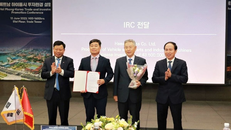 Le Tien Chau, Secretary of Hai Phong's Party Committee (right), grants an investment certificate to a South Korean firm at an investment promotion conference in Seoul, South Korea on June 12, 2023. Photo courtesy of Vietnam News Agency.