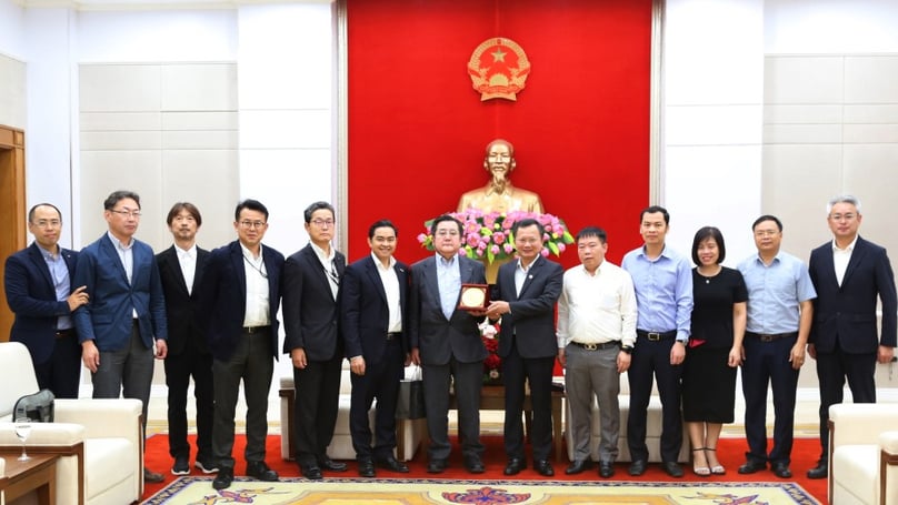 Quang Ninh province's acting Chairman Cao Tuong Huy (right, sixth) and Tamagawa Seiki CEO Yasuo Hagimoto (left, seventh) at a meeting in the northern province on June 13, 2023. Photo courtesy of Quang Ninh newspaper.