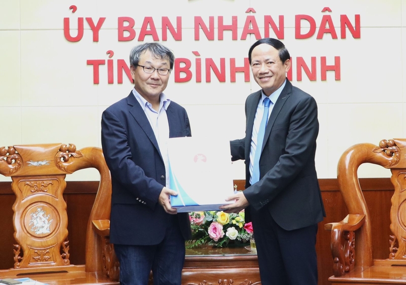 Kenji Tanaka, CEO for Asia and Oceania at Itochu (left), and Binh Dinh People's Committee Chairman Pham Anh Tuan at a meeting in the central province on June 13, 2023. Photo courtesy of Binh Dinh newspaper.