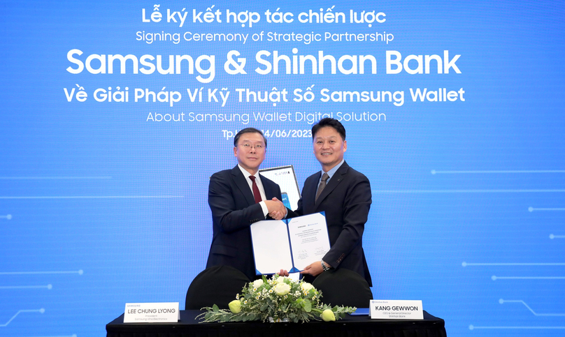 Lee Chung Lyong (left), president of Samsung Vina Electronics, and Kang GewWon, general director of Shinhan Bank Vietnam, at the signing ceremony in Hanoi on June 14, 2023. Photo courtesy of the bank.