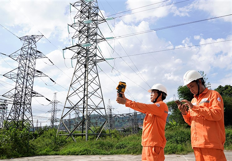 EVN techninicians in the central city of Danang perform transmission line maintenance during the current heat waves. Photo courtesy of EVN.