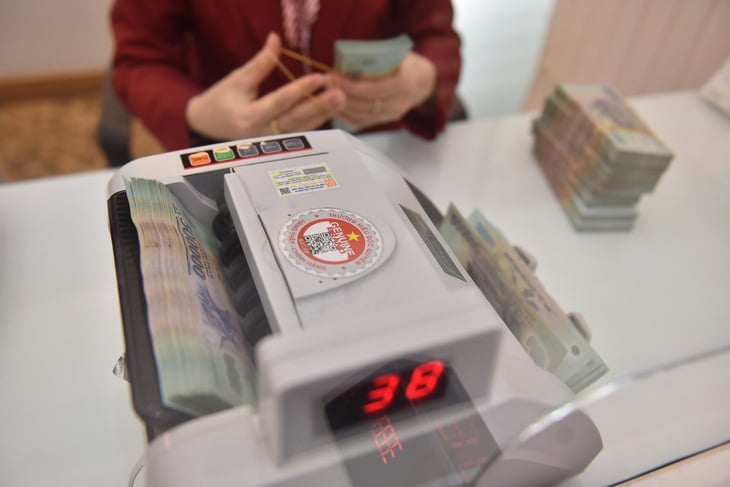 A cash counting machine at a bank in Vietnam. Photo courtesy of Youth newspaper.