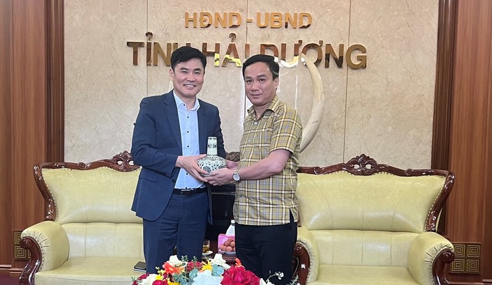 Hai Duong Chairman Trieu The Hung (right) and Doosan Electro-Materials Vietnam CEO Bae Si Hwan at a meeting in the northern province on June 15, 2023. Photo courtesy of Hai Duong's news portal.
