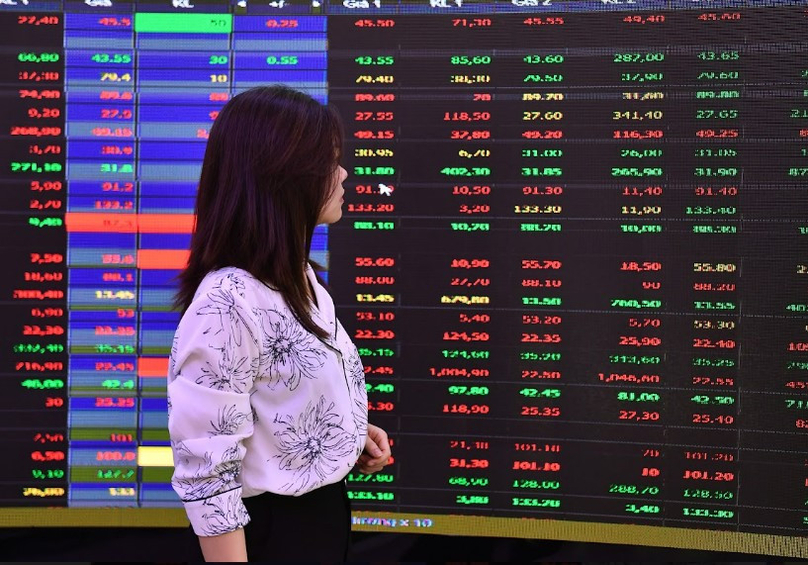 VN-Index went down 1.75 points to 1,115.22 on at-the-close (ATC) profit-taking pressure on June 16, 2023. Photo courtesy of VietNamNet.