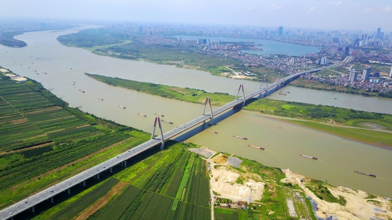 Nhat Tan bridge crossing the Red River in Hanoi. Photo courtesy of Economy & Urban areas newspaper.