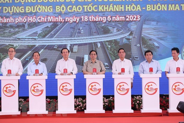 Prime Minister Pham Minh Chinh (center) kicks off construction on Ho Chi Minh City's Ring Road 3, Bien Hoa-Vung Tau Expressway, and Khanh Hoa-Buon Ma Thuot Expressway on June 18, 2023. Photo courtesy of Vietnam News Agency.