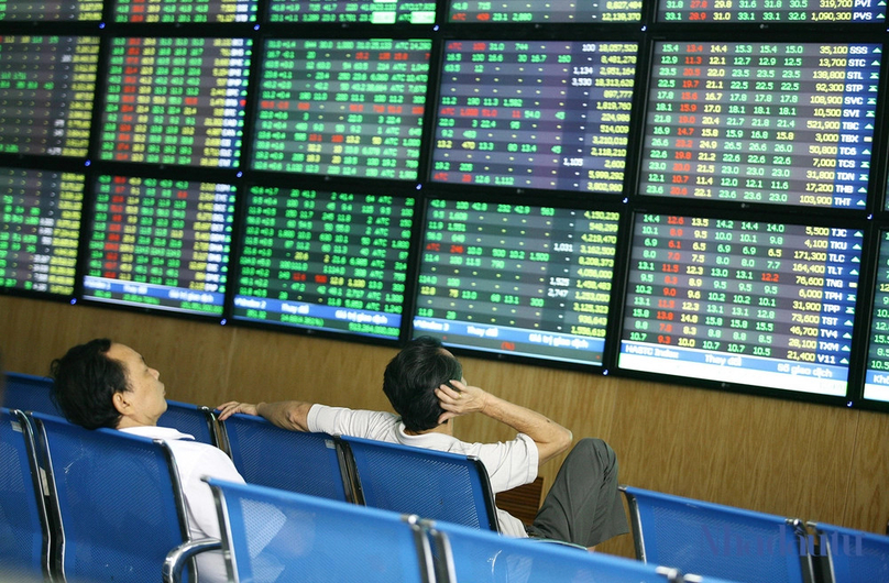 Vietnamese investors look at market developments on the board in Hanoi. Photo by The Investor/Trong Hieu.