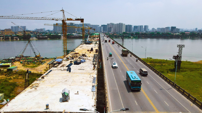 The under-construction Vinh Tuy 2 bridge in Hanoi is financed by the municipal budget. Photo courtesy of VietNamNet newspaper.