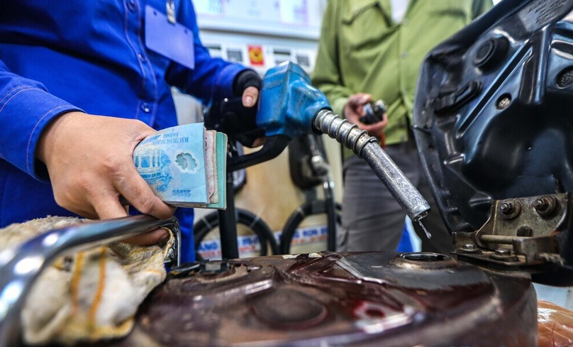 A motorcyclist refills at a gasoline station in Hanoi. Photo by The Investor/Trong Hieu.