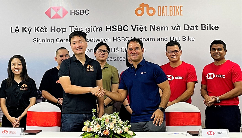 Ahmed Yeganeh (right), head of wholesale banking, HSBC Vietnam, shakes hands with Dat Bike CEO Son Nguyen at their partnership signing in Ho Chi Minh City on June 21, 2023. Photo courtesy of the bank.