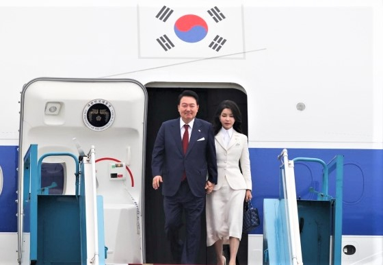 South Korean President Yoon Suk Yeol and First Lady Kim Keon Hee arrive in Hanoi, June 22, 2023. Photo courtesy of Vietnam News Agency.