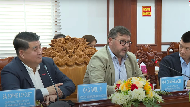 Central Retail Vietnam CEO Olivier Langlet (center) speaks at a meeing with Soc Trang authorities in the Mekong Delta province, June 21, 2023. Photo courtesy of Soc Trang Television.