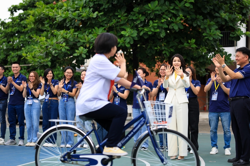 The First Lady of South Korea Kim Keon Hee at Shinhan Bank's event to present bicycles and scholarships to underprivileged students at SOS Children's Village Vietnam. Photo courtesy of the bank.