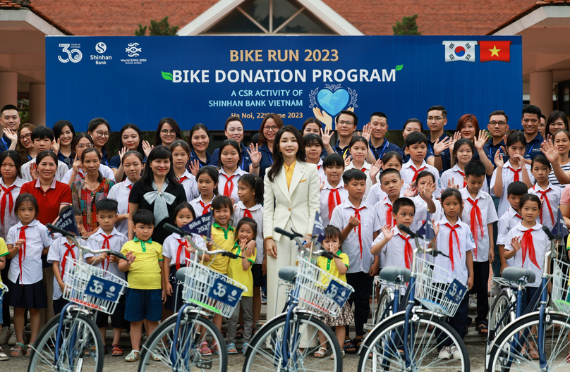 The First Lady of South Korea Kim Keon Hee at Shinhan Bank Vietnam's Bike Run 2023 event. Photo courtesy of the bank.