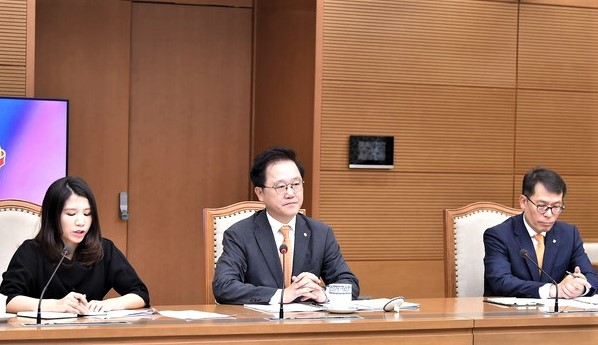 IBK chairman and CEO Kim Sung-tae (central) at the meeting in Hanoi on June 23, 2023. Photo courtesy of Vietnam’s government portal.