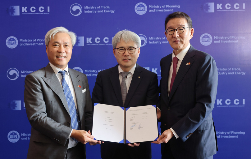 (L-R) VinaCapital CEO Don Lam, Korea Eximbank CEO Yoon Hee-seong, and GS Energy CEO Huh Yong-soo at an MoU signing ceremony held in Hanoi, June 23, 2023. Photo courtesy of VinaCapital.