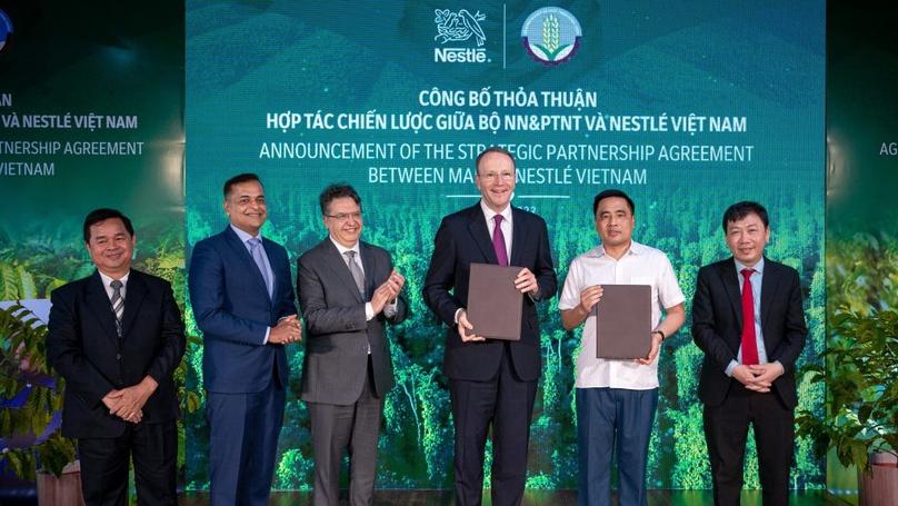 Mark Schneider (third, right), CEO of Nestlé S.A, and Deputy Minister of Agriculture and Rural Development Nguyen Quoc Tri (second, right) at a strategic partnership signing ceremony on June 20, 2023. Photo courtesy of Nestle.