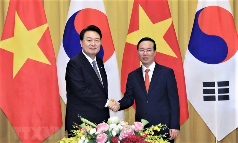 Vietnamese President Vo Van Thuong (right) poses for a photo with South Korean counterpart Yoon Suk Yeol in Hanoi on June 23, 2023. Photo courtesy of Vietnam News Agency.