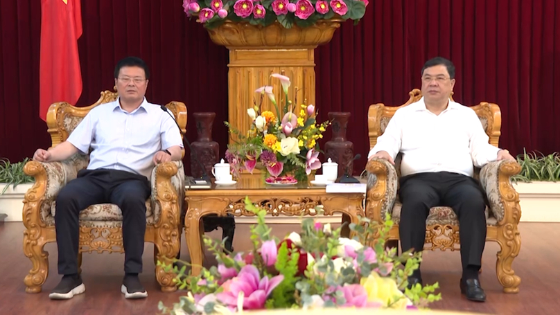 Song Jian Xin (left), Sunrise Material CEO, and Pham Gia Tuc (right), chief of Nam Dinh province's Party Committee, at a meeting in the northern province on June 23, 2023. Photo courtesy of Nam Dinh Television.