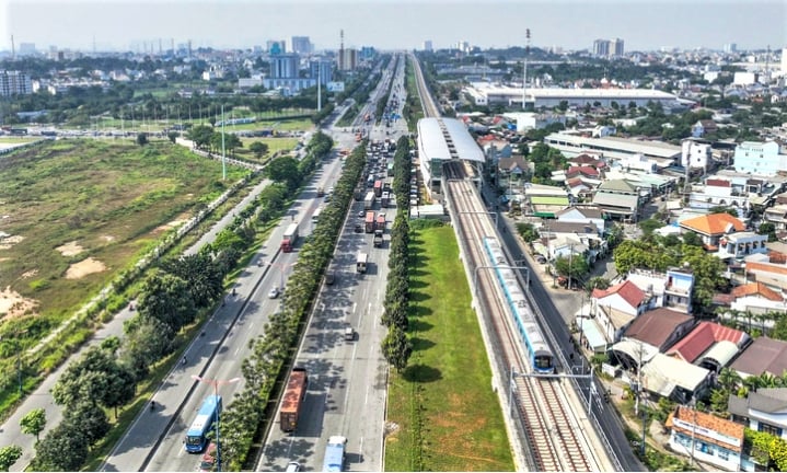 Transport infrastructure in Ho Chi Minh City, Vietnam’s southern economic hub. Photo courtesy of Youth newspaper.
