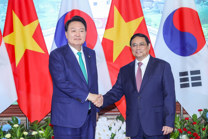 Vietnamese Prime Minister Pham Minh Chinh (R) meets with South Korean President Yoon Suk Yeol in Hanoi on June 23, 2023. Photo courtesy Vietnam’s government portal.
