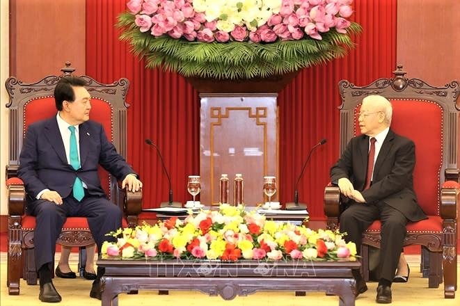 Vietnam’s Party General Secretary Nguyen Phu Trong (R) meets with South Korean President Yoon Suk Yeol in Hanoi on June 23, 2023. Photo courtesy of Vietnam News Agency.