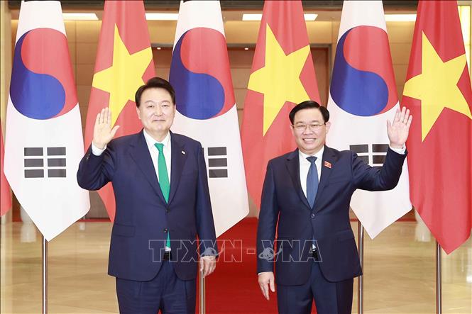 National Assembly Chairman Vuong Dinh Hue (R) and South Korean President Yoon Suk Yeol pose for picture in Hanoi on June 23, 2023. Photo courtesy of Vietnam News Agency.