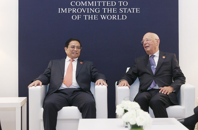 PM Pham Minh Chinh (left) and WEF founder and executive chairman Prof. Klaus Schwab at their meeting in Tianjin, China on June 26, 2023. Photo courtesy of Vietnam's government portal.