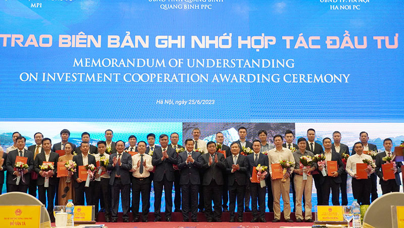 Deputy Prime Minister Le Minh Khai, Minister of Planning and Investment Nguyen Chi Dung and leaders of ministries and agencies take a group photo with leaders of Quang Binh province, businesses and investors. Photo courtesy of Quang Binh Newspaper.