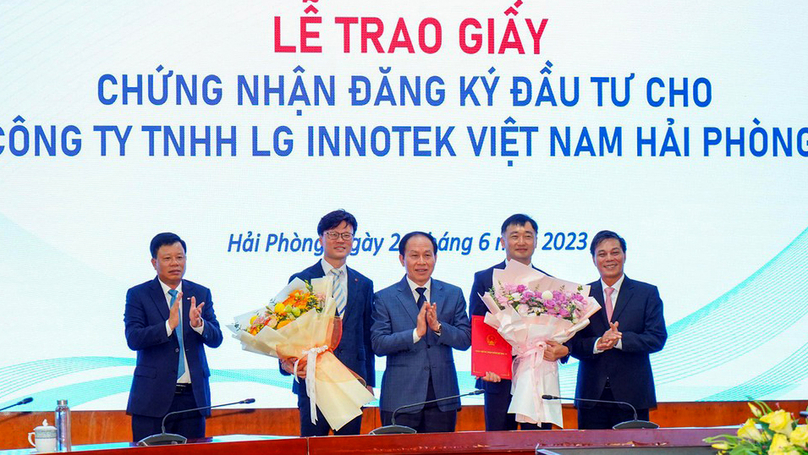 Hai Phong city's authorities hand over an adjusted investment registration certificate to LG Innotek. Photo courtesy of the company.